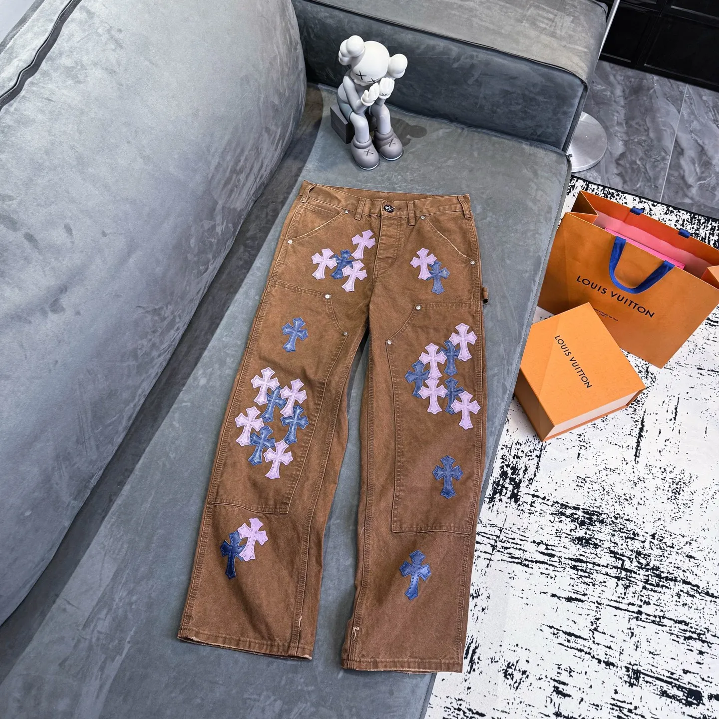P300 Chrome Hearts Chrome Hearts Brown Logging Purple Multi-Leather Jeans Multi-leather Label Work Jeans CH Jeans All need to be washed and then disassembled and hand-stitched with sheepskin cross leather and then spliced together to complete. The whole process is too complicated to describe. About Chrome Hearts This is an extremely luxurious fashion brand that can also be called the aristocrat of the high street. It has always been an exclusive brand for some hipsters or the rich second generation. Compared with ordinary high streets, it is more luxurious and noble. Compared with luxury brands, it has a more fashionable personality. It has always been a brand that I have a special liking for. Color: Brown Size: 28 30 32 34 36